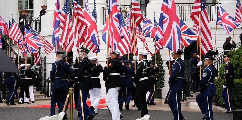 Trump et Melania déroulent le tapis rouge lors d'un accueil