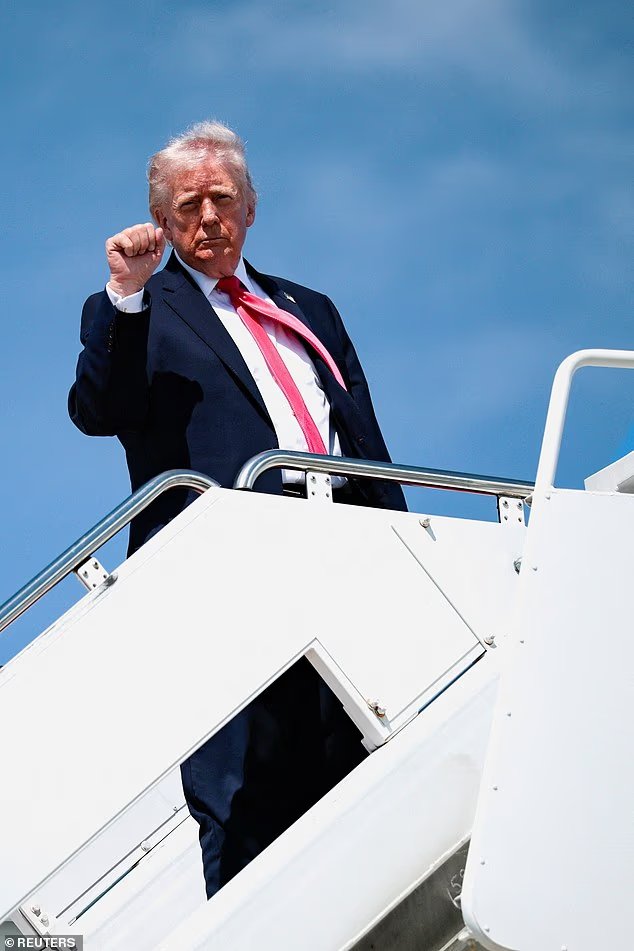 Trump se déchaîne sauvagement contre le pape Léon au milieu