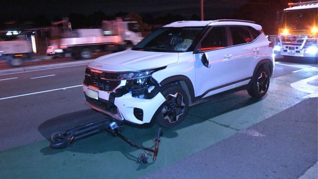 Un adolescente que conduce un patinete eléctrico choca contra el