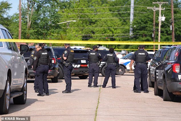 Un bébé parmi HUIT enfants tués alors que la police