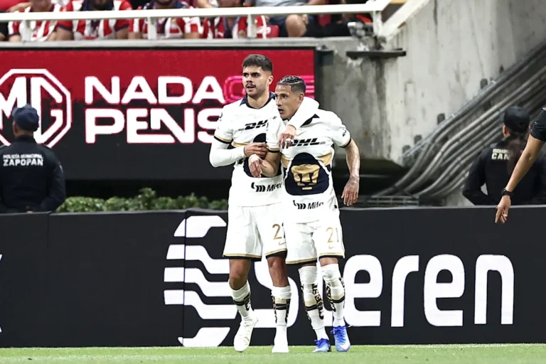 Un but de dernière minute égalise Chivas avec Pumas