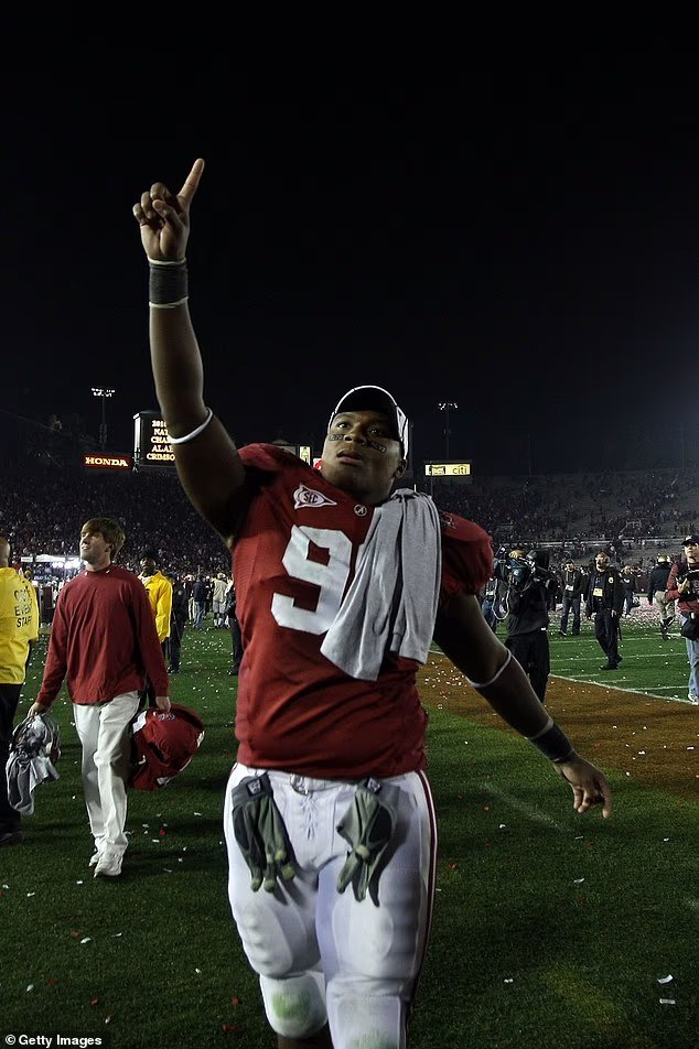 Un champion de football universitaire a utilisé des perruques et