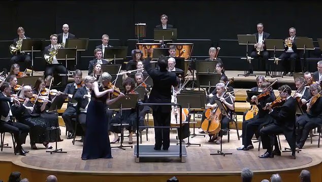 Un chef d'orchestre fait tomber un violon d'un million de