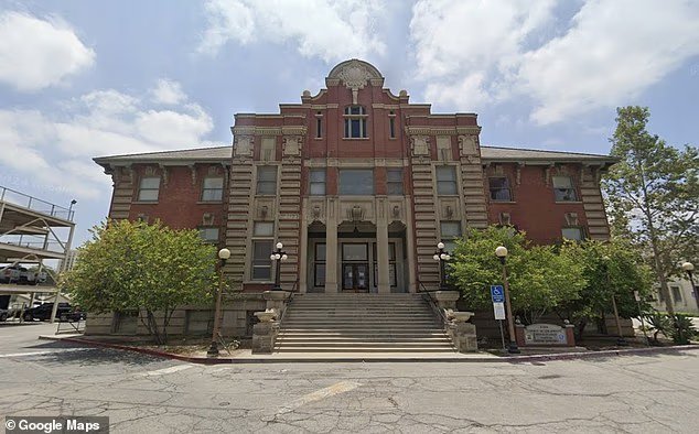 Un coroner accusé d'avoir volé des objets de valeur sur