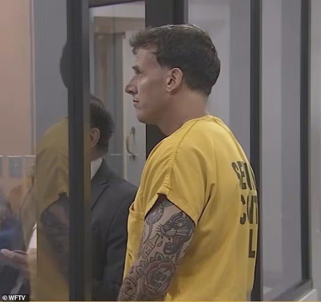 Un enseignant de Floride, 41 ans, fortement tatoué, a dit