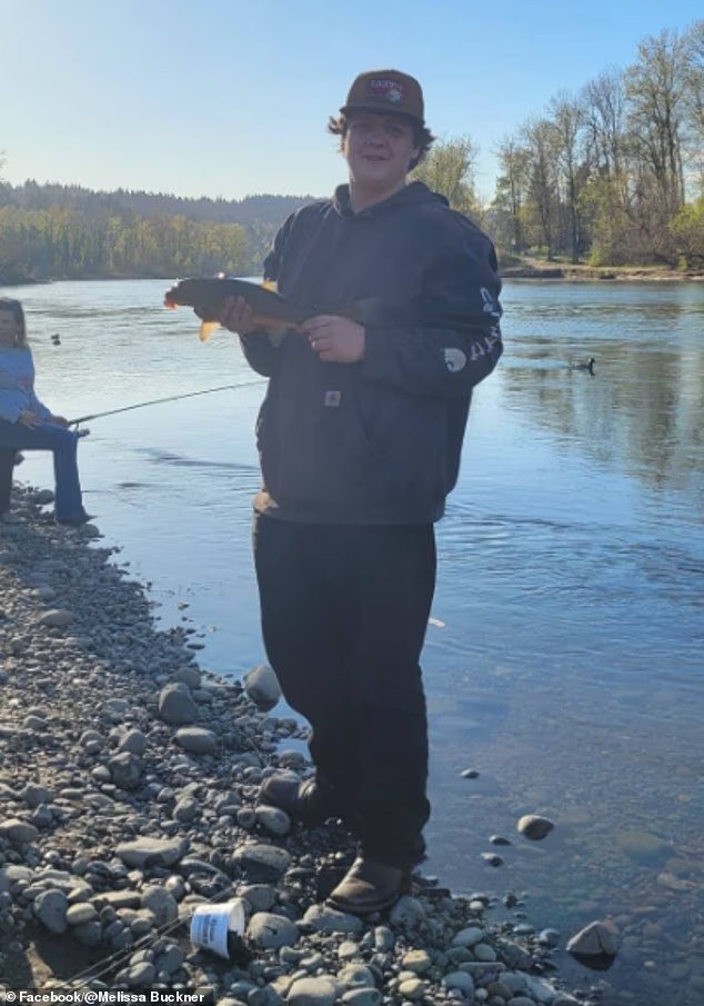 Un garçon de 17 ans s'est réveillé au fond d'une