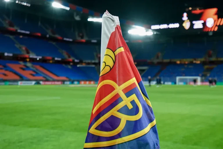 🚨 Un incendie éclate dans le vestiaire de Bâle, match