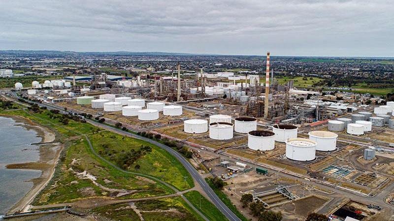 Un incendio en una de las dos refinerías de petróleo