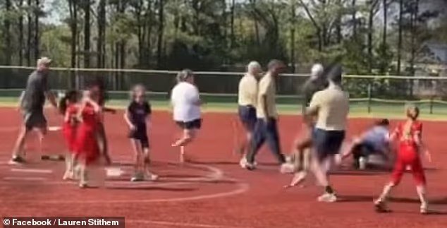 Un match de softball d'une petite ligue sombre dans le