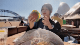 Un momento feliz durante la cena es interrumpido por una