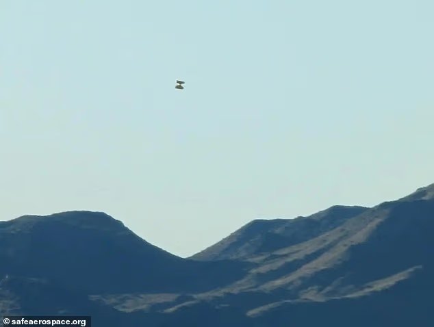 Un mystérieux OVNI en forme d'haltère repéré au-dessus de la