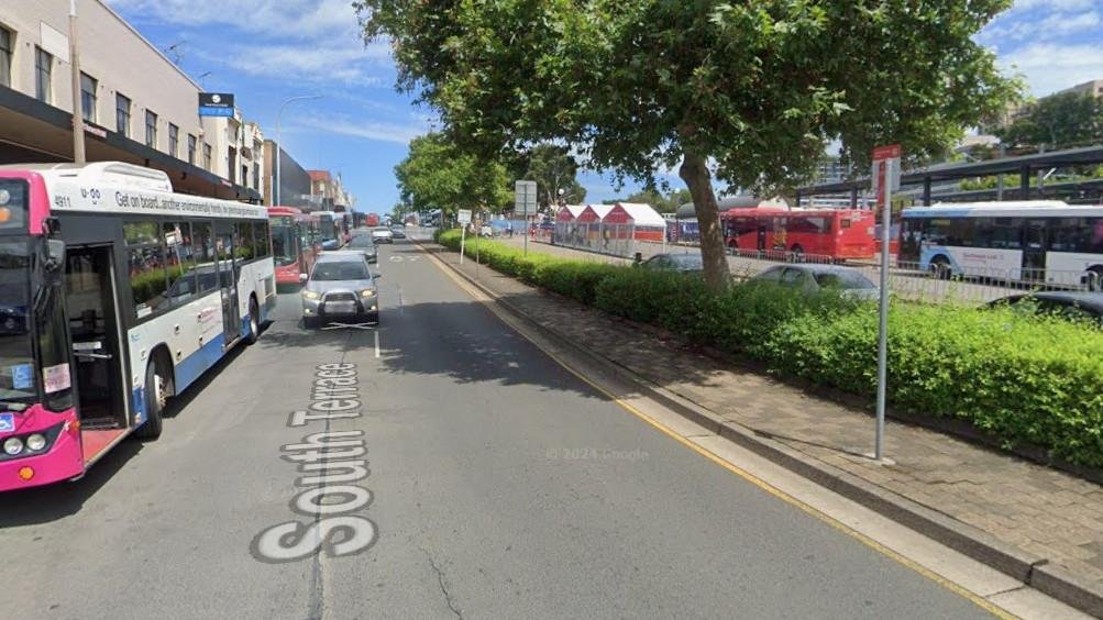 Un oficial de policía examinó a un hombre a pie