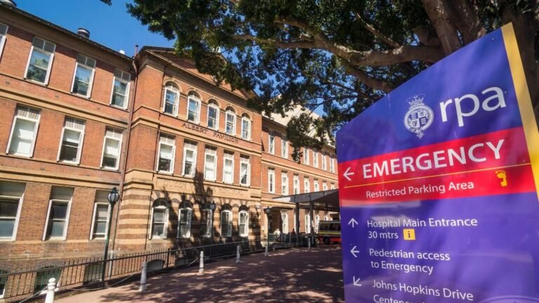 Un paciente gravemente herido en una cama del Hospital Royal