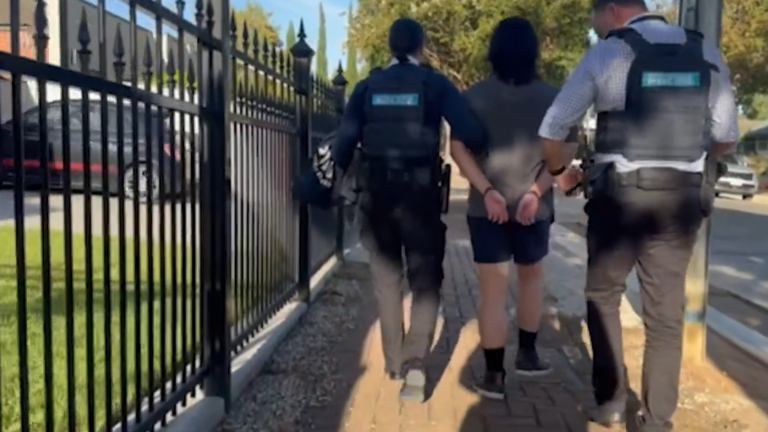 Un reservista del Ejército fue acusado tras supuestamente trabajar como