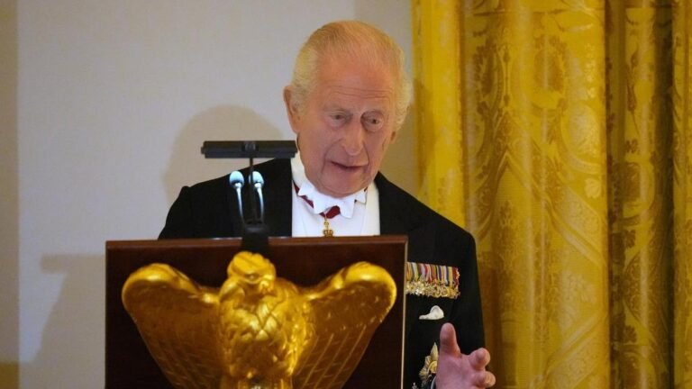 Un rey y un payaso: Carlos desarma a los anfitriones