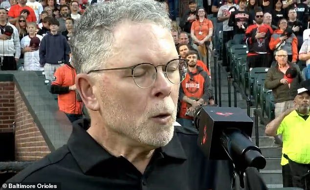 Un siffleur champion agace les fans de baseball avec un