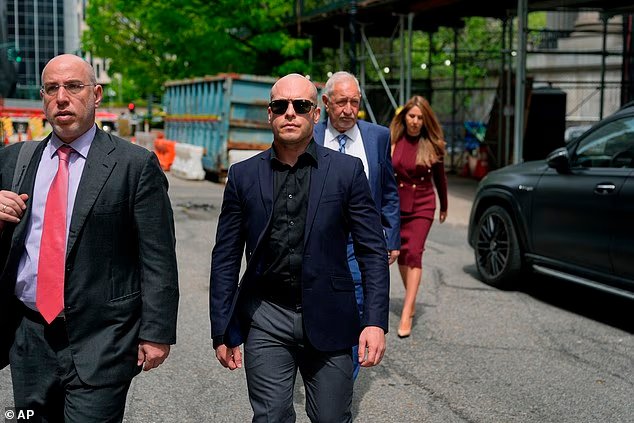 Un soldat des forces spéciales entre au tribunal avec des