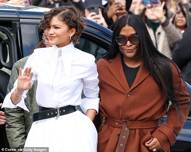 Un styliste célèbre rôti pour s'être plaint de son siège