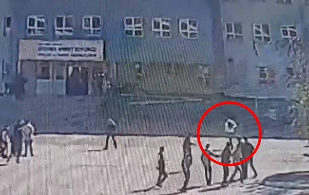 Un tueur adolescent a ouvert le feu dans une cour