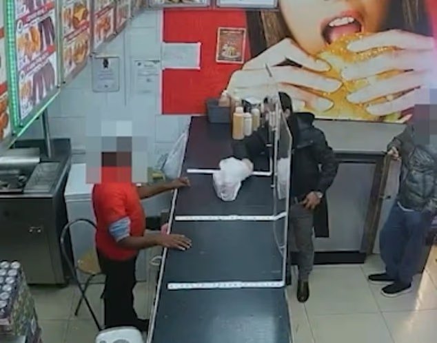 Un voyou menace de tuer un employé d'un magasin de