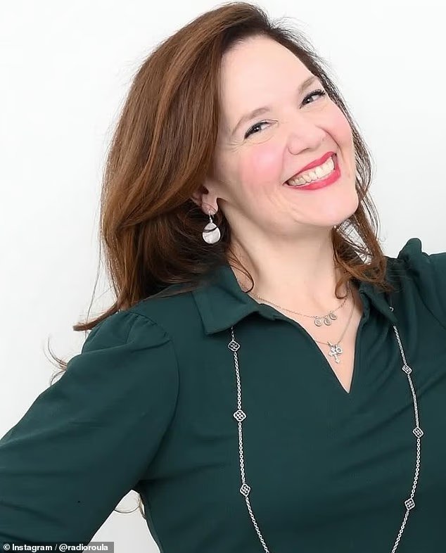 Une animatrice de radio fond en larmes alors qu'elle tente