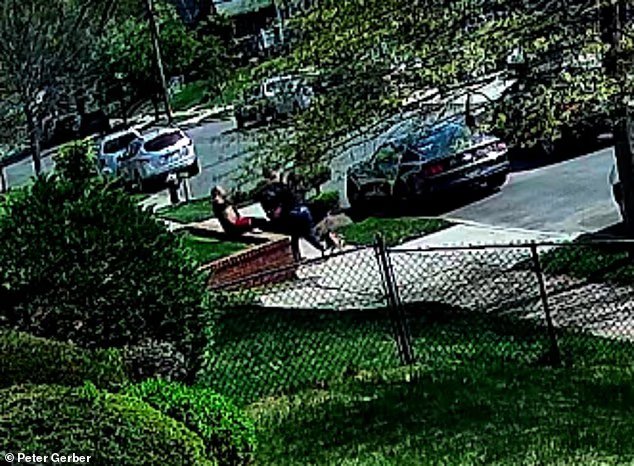 Une bagarre de quartier éclate lorsqu'un propriétaire poignarde trois personnes