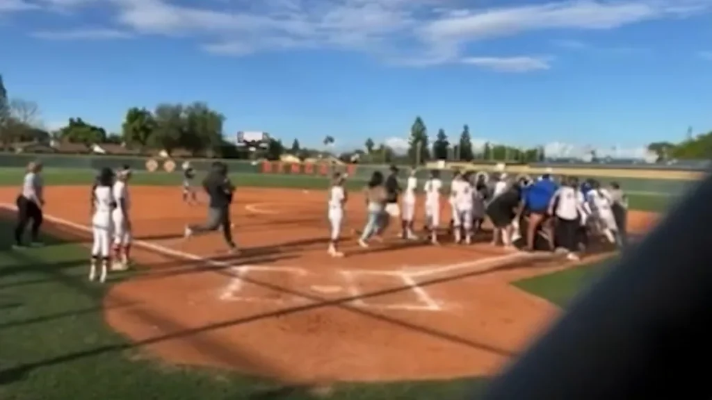 Une bagarre éclate lors d'un match de softball entre East
