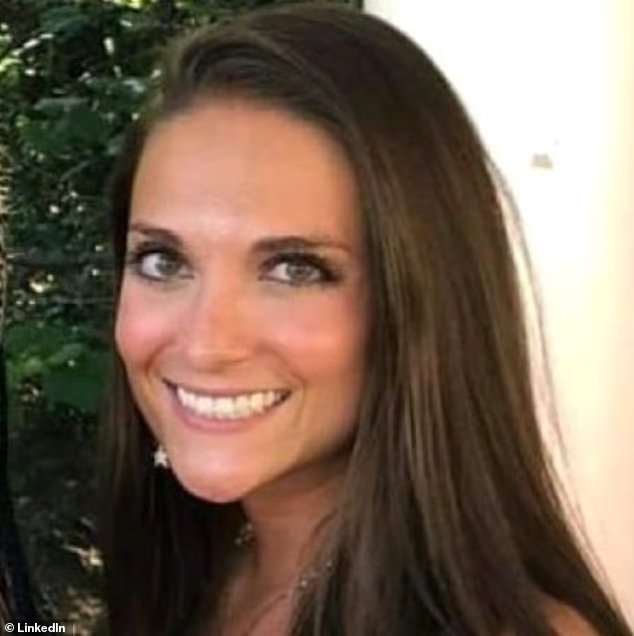 Une enseignante accusée d'avoir violé une élève PLEURE parce qu'on