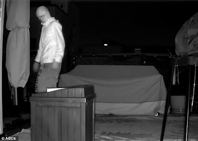 Une femme vérifie la caméra de nuit à la recherche