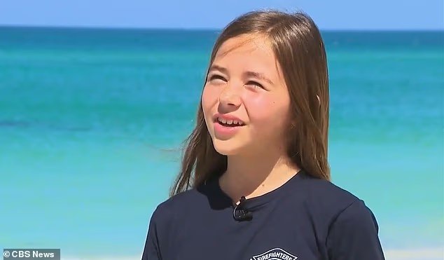 Une fille intrépide de 10 ans retourne sur la même