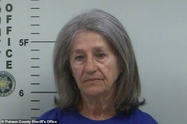 Une grand-mère a laissé un garçon mourir dans une voiture