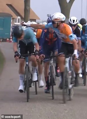 Une star du cyclisme a été giflé après un incident