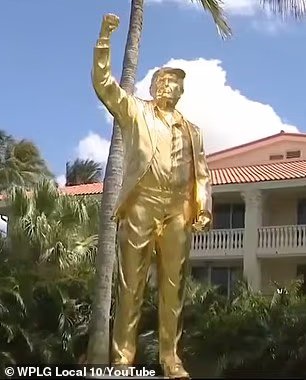 Une statue géante en or de Donald Trump a été