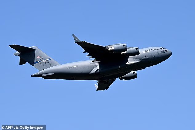 Une vague d'avions américains aperçue à l'approche du Moyen-Orient alors