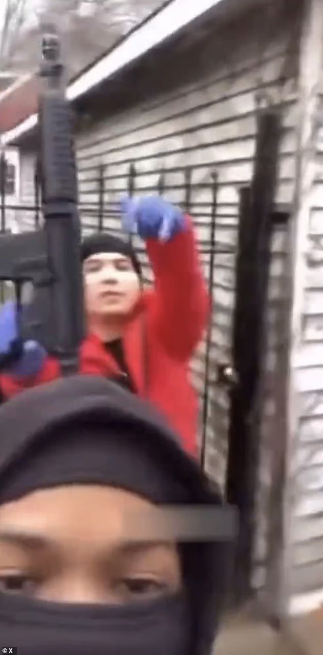 Une vidéo terrifiante montre de jeunes garçons de Chicago vêtus
