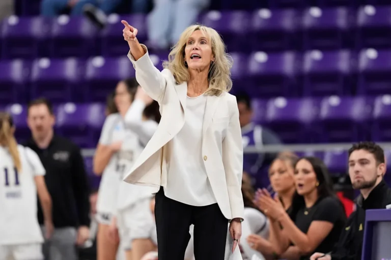 Washington prolonge le mandat de l'entraîneur-chef du basketball féminin Tina