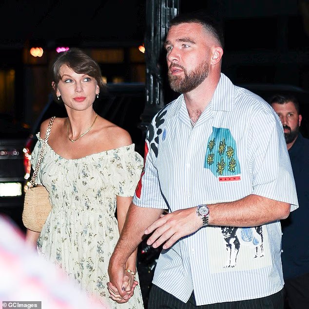 Taylor Swift tient la main de son fiancé Travis Kelce