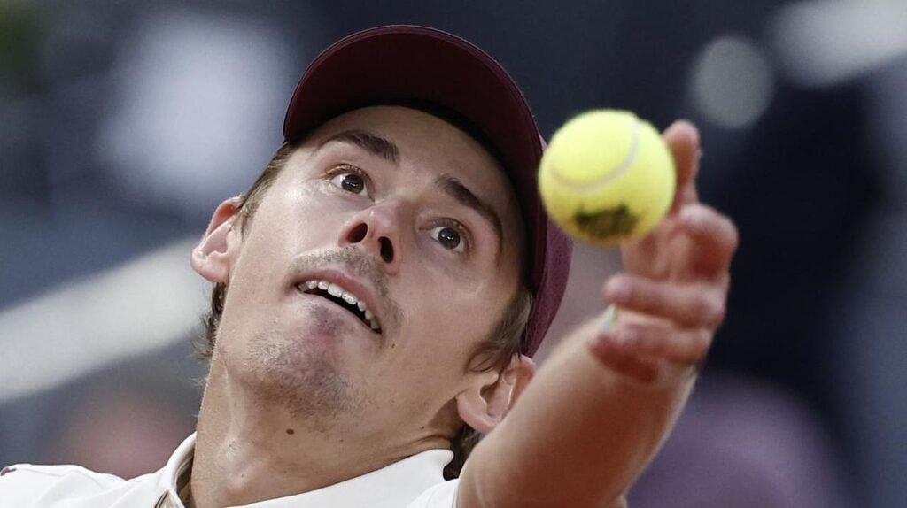 Alex de Miñaur avanza en tierra batida en la eliminación