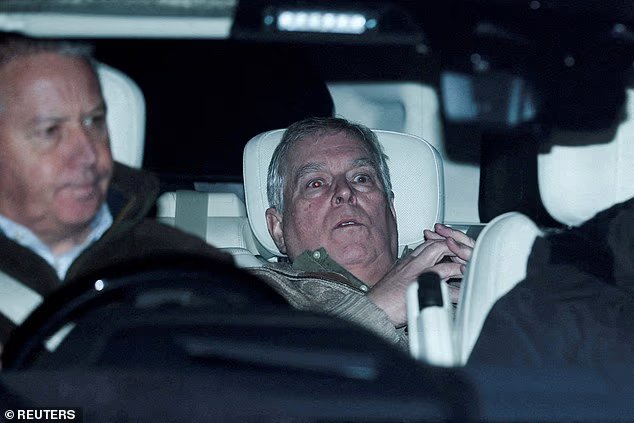 Andrew est « menacé par un homme portant une cagoule