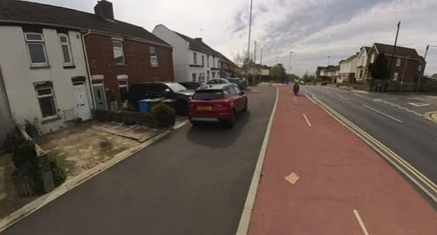 Au moment où un conducteur déteste le vélo, un justicier