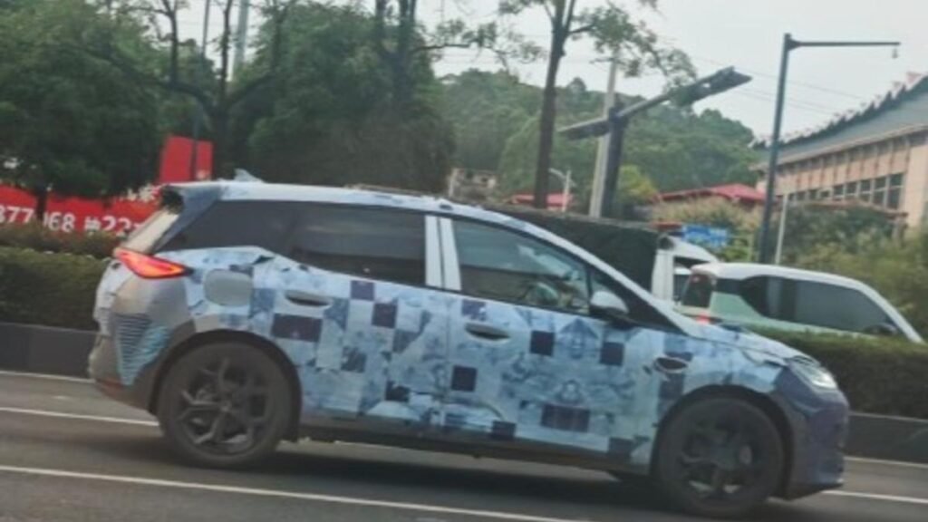 BYD Dolphin PHEV espiado antes de su debut europeo