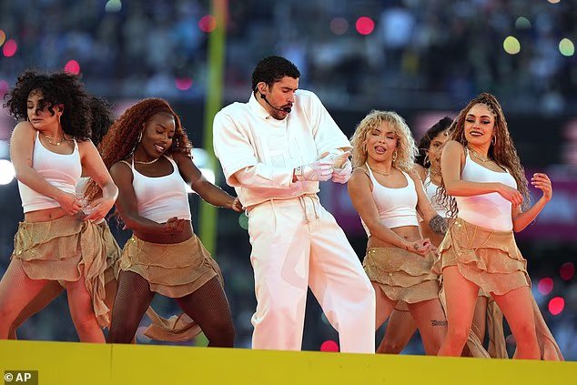 Bad Bunny poursuivi pour spectacle de mi-temps du Super Bowl