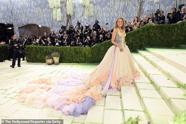 Blake Lively vole la vedette avec une apparition choc au