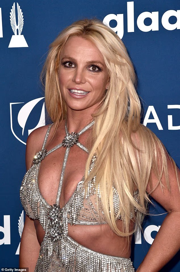 Britney Spears vue « aboyer et porter un couteau »