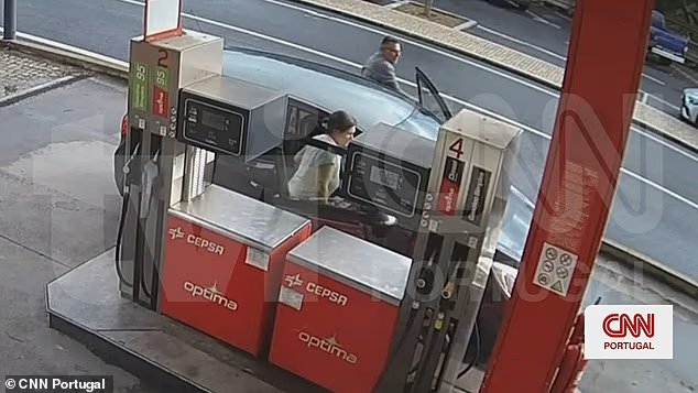 CCTV montre une mère et un beau-père en route pour
