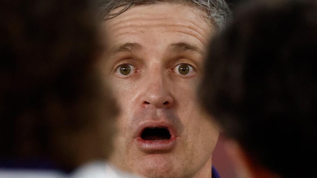 Carlton insta al entrenador de Fremantle, Justin Longmuir, a buscar