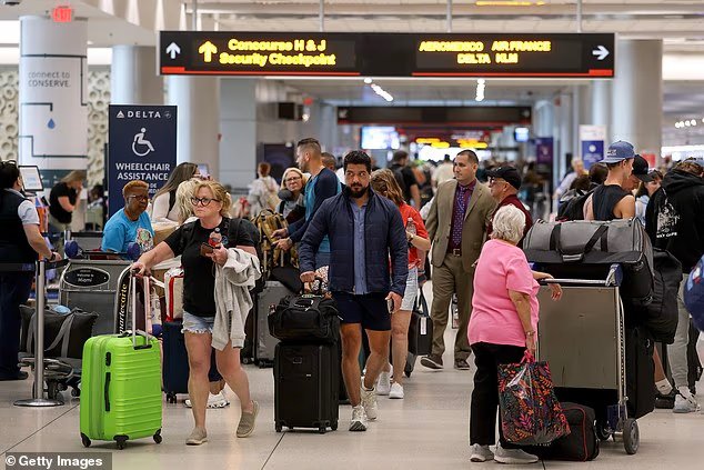 Chaos des voyages du Memorial Day alors que deux terminaux