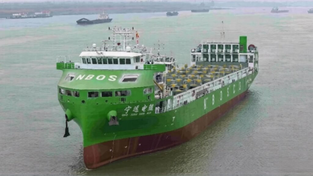 China acaba de botar un buque de carga eléctrico gigante