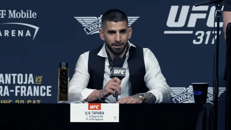 Conférence de presse de l'UFC Freedom 250, jeu de cartes