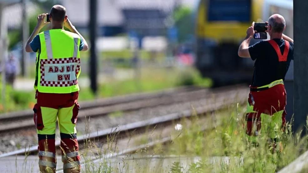 Cuatro muertos al chocar un tren con un autobús escolar